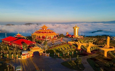 Samten Hills Dalat tọa lạc trên ngọn đồi cao của Đơn Dương, nơi những áng mây ôm lấy triền đồi xanh mướt. Đến đây, bạn sẽ được ngắm nhìn một vùng đất được lấy cảm hứng từ kiến trúc dải Himalaya, chữa lành mọi tâm hồn khi ghé thăm qua vẻ đẹp của thiên nhiên và thiền định.